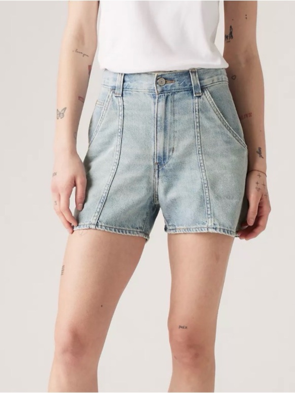Levi's Premium Carpenter Featherweight Women's Shorts in a light wash 31